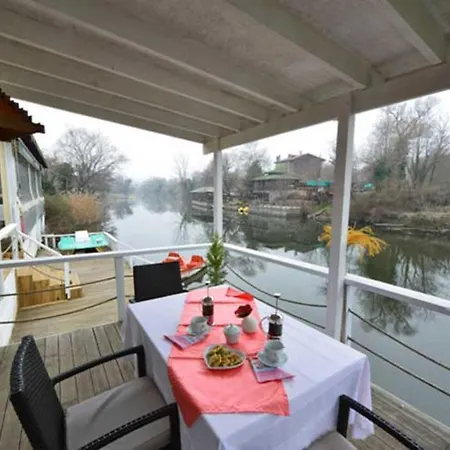 Treetops Park Hotel *